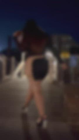 Ass spread in public by the dock : video clip