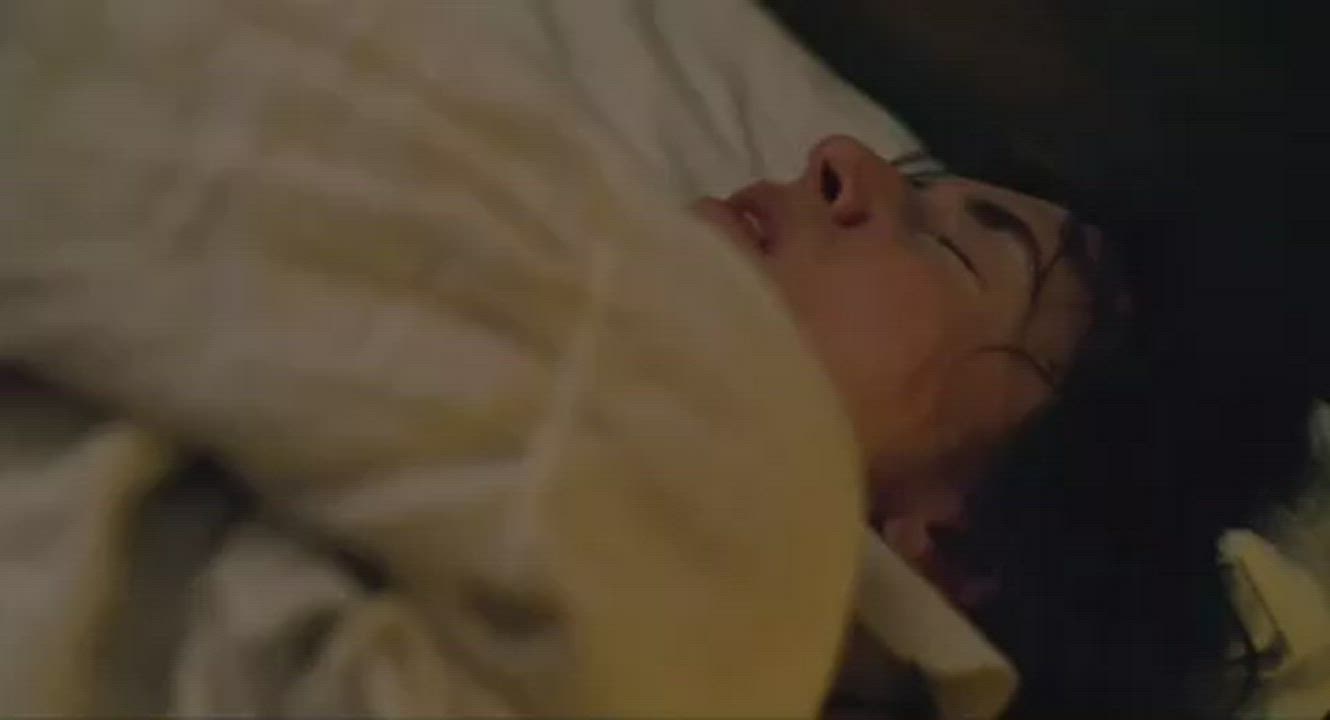 I hope Saoirse Ronan returned the favor and helped Kate Winslet celebrate her birthday : video clip