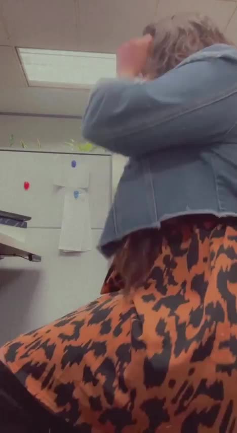 Don’t mind me, i dropped my pen : video clip