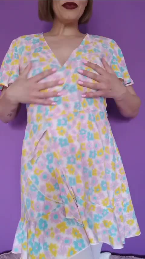 Is getting hot in here : video clip