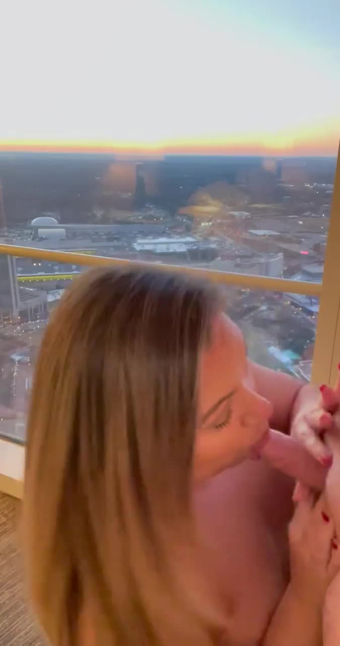 I met this guy at the hotel bar and was sucking his cock the same day! : video clip