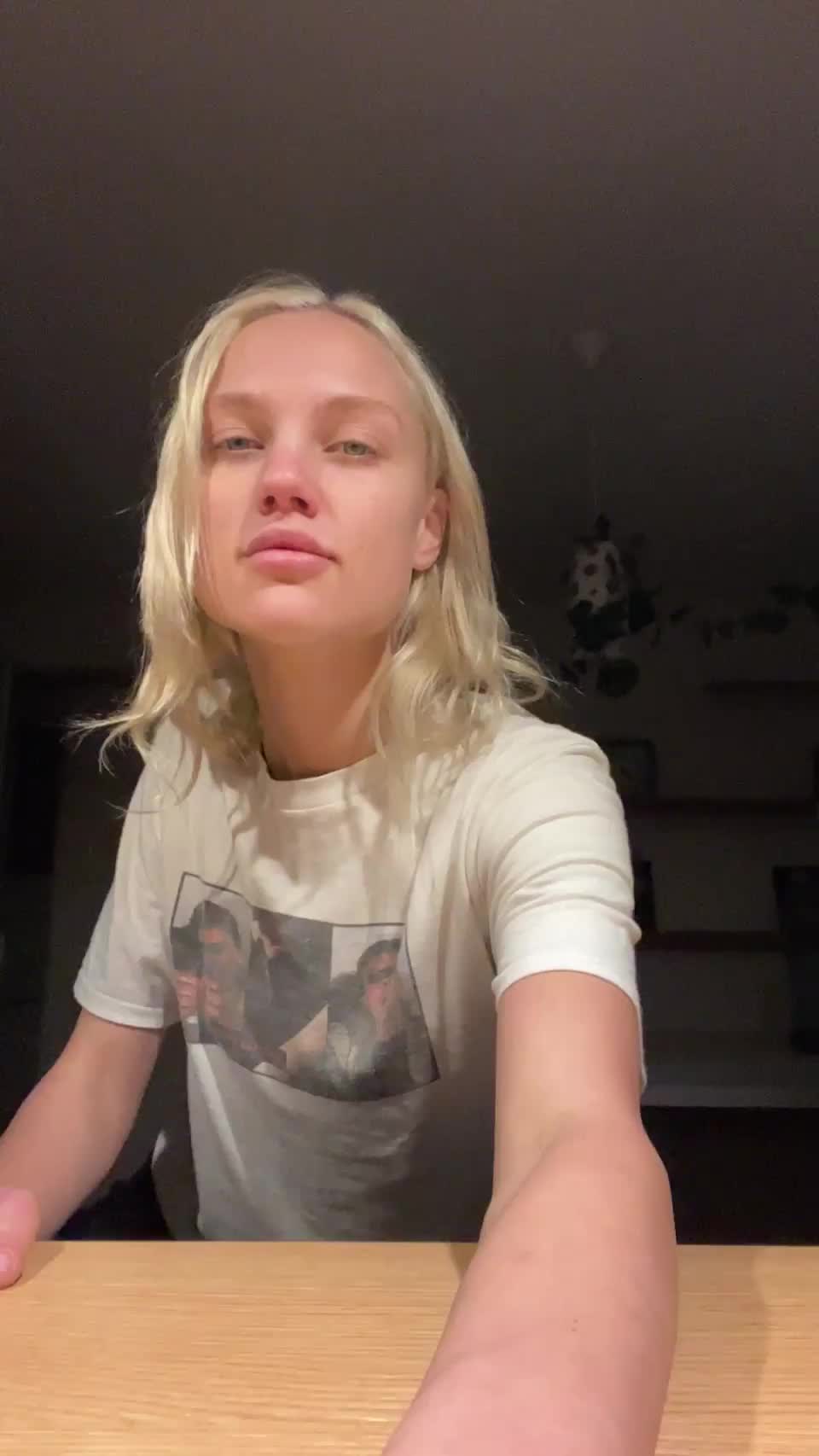 My pale 20 y/o body can make you harder : video clip