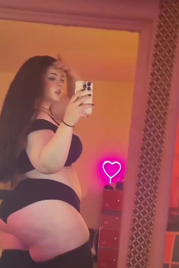 thick and curvy brunette commin thru ;) : video clip