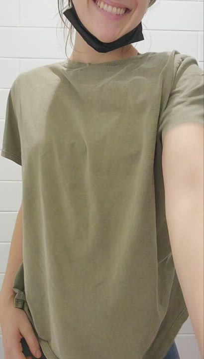Always flashing at the gym [gif] : video clip