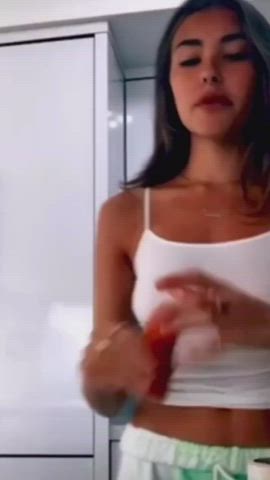 Madison Beer pokies : video clip