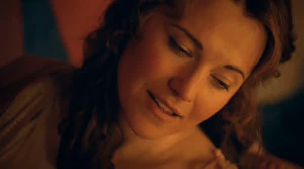 Lucy Lawless (Xena) masturbating with her tit out : video clip