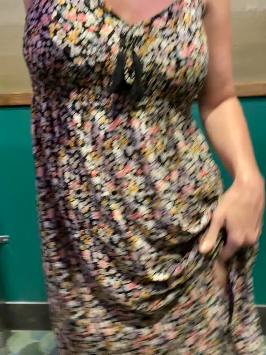 Nothing under my dress….. : video clip