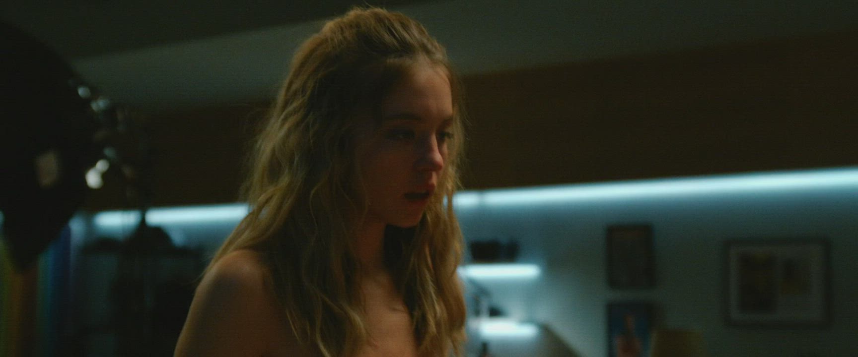 Sydney Sweeney in The Voyeurs : video clip