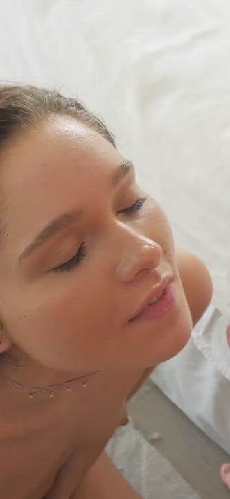 Beautiful cum slut Zoe Bloom : video clip