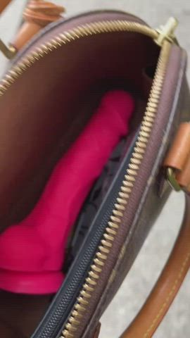 Thank goodness they don’t do bag checks at this store 🙊 [GIF] : video clip
