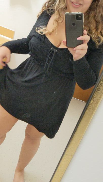 Do you like what you see under my dress? : video clip