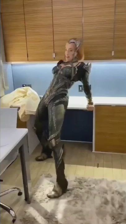 The perfect opportunity to take advantage of Amber Heard’s tight ass : video clip