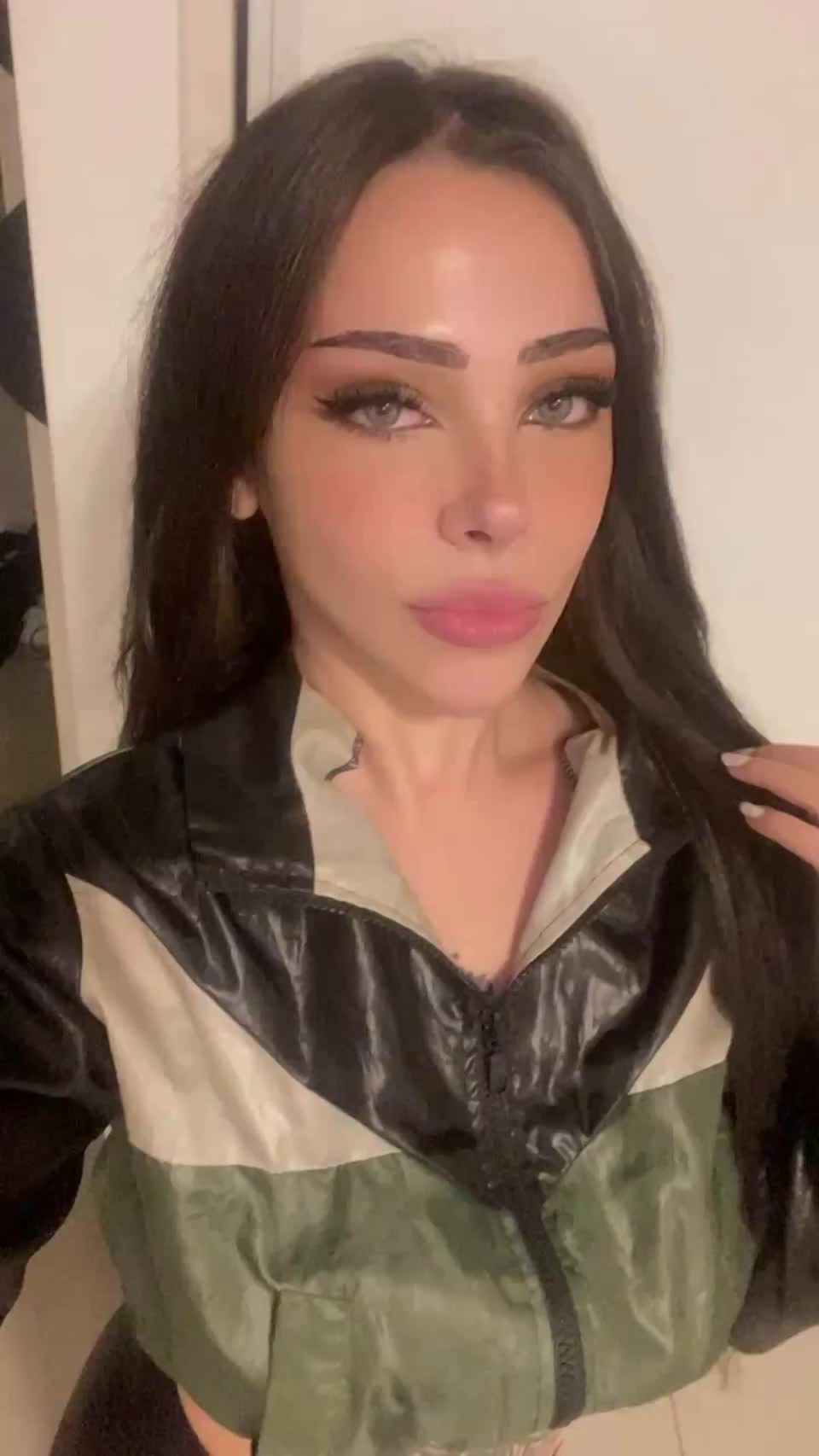 Would any older man on here eat me out?😘 : video clip