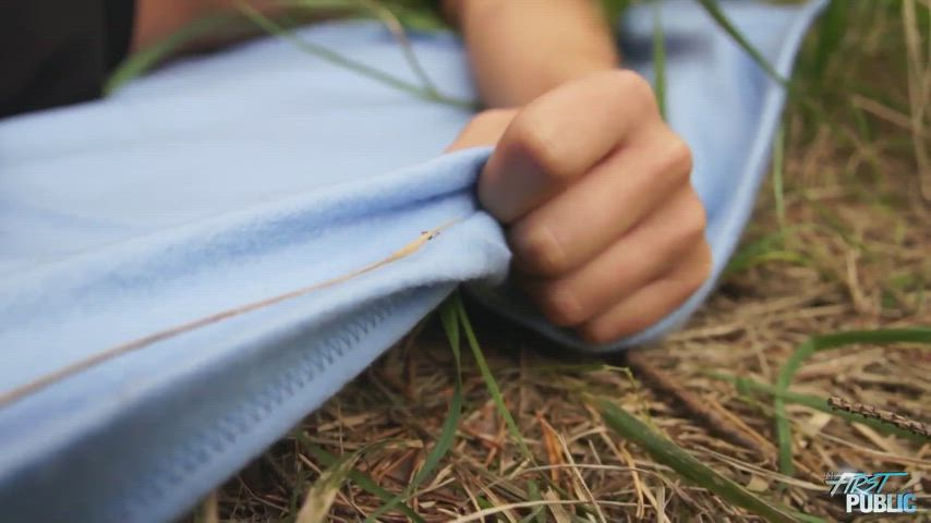 Skinny girlfriend gets fucked outdoors : video clip