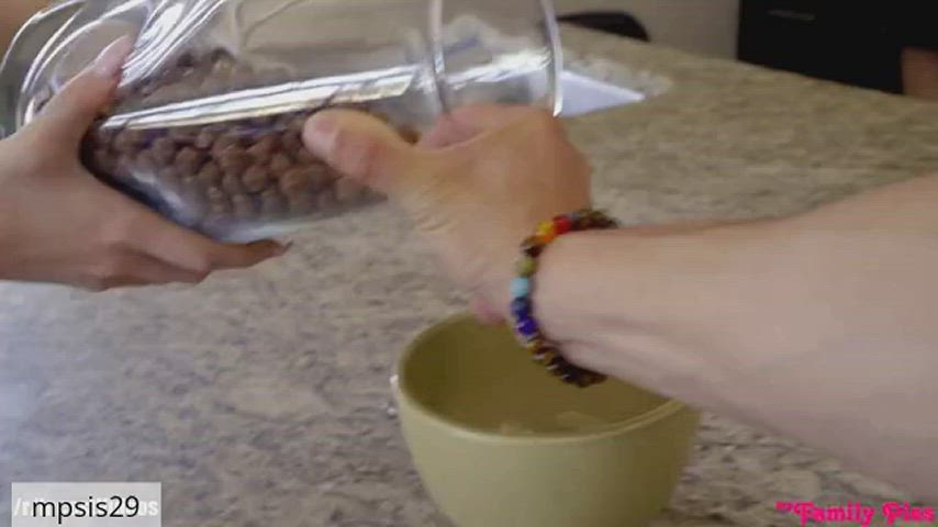 Sister's breakfast ! : video clip