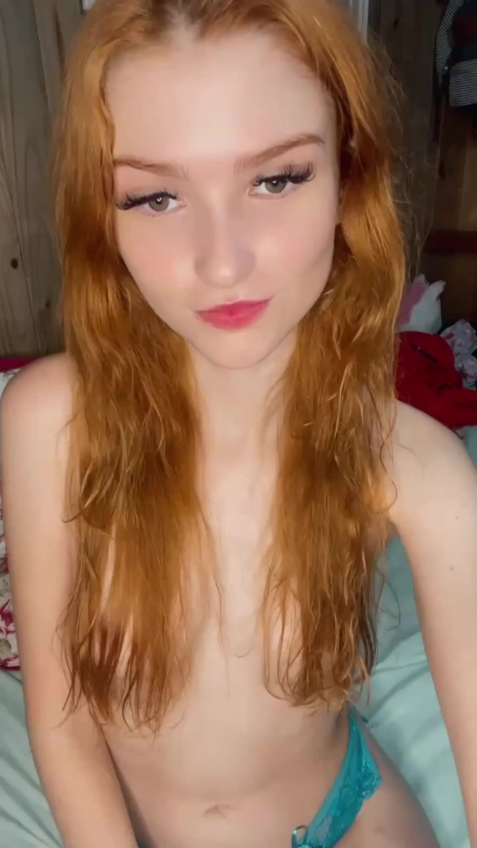this 2004 girl has magic tricks : video clip