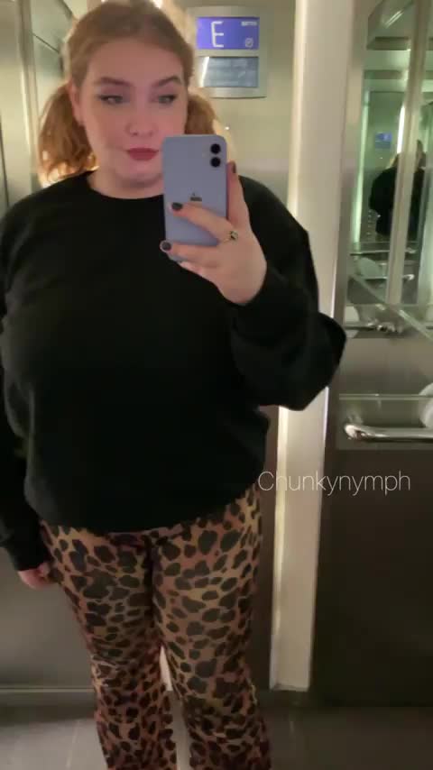 Flashing in an elevator [gif] : video clip
