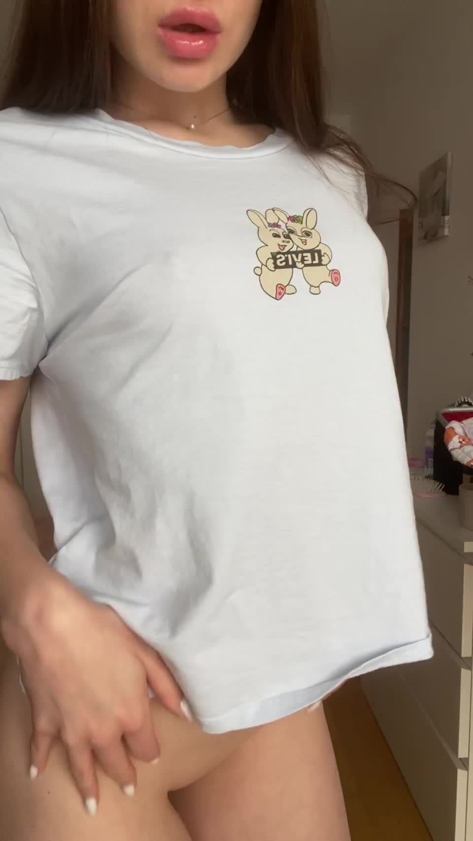 Born in 2004, am I too small for daddy? : video clip