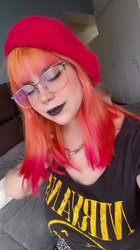 My body is very fun to play with : video clip
