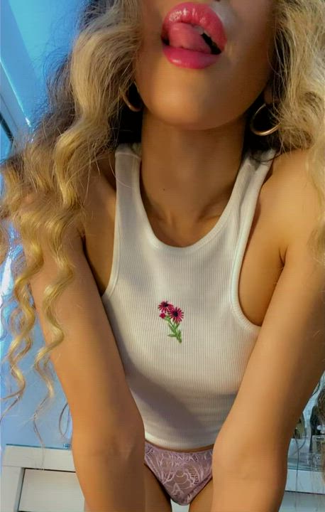 Do u like the front or back view?……or the attitude?😉💋 : video clip