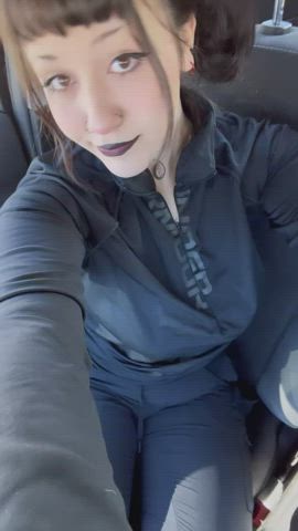 It’s my job as a big tiddy gf to show off my tits in the car! : video clip
