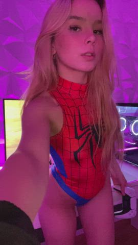 would u date a 18 y/o gaming girl : video clip