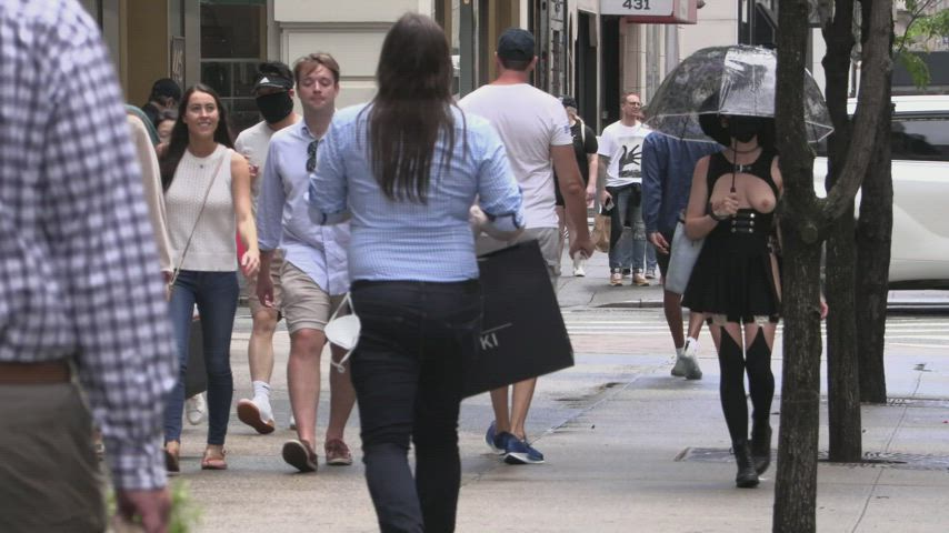 Goonette queen spotted walking on the street : video clip