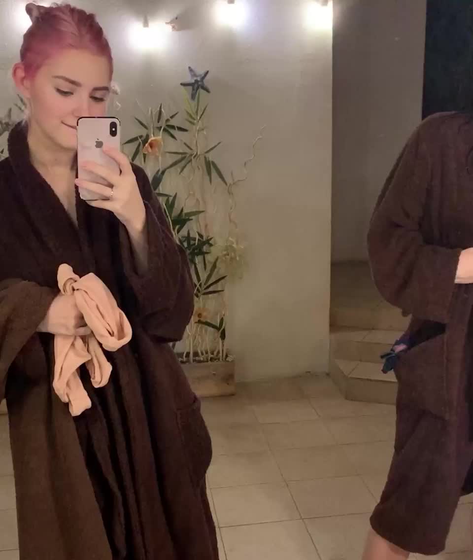 Bathrobe strip : video clip