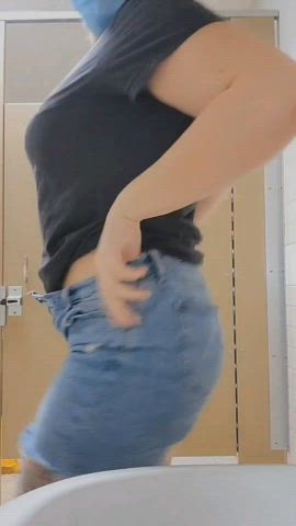 Unplugging both holes in the grocery store bathroom 🥵 : video clip