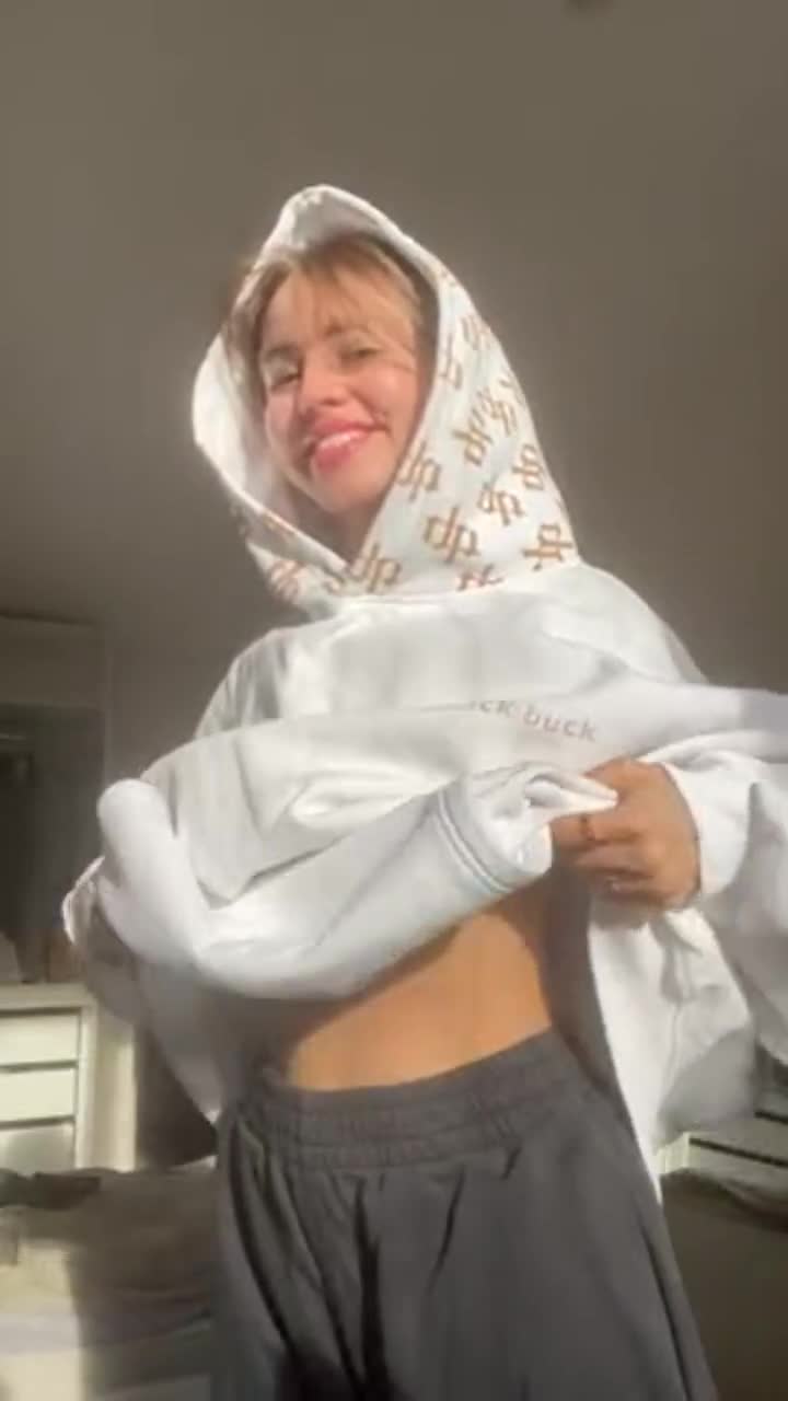 Teen girl and teen tits ;) : video clip