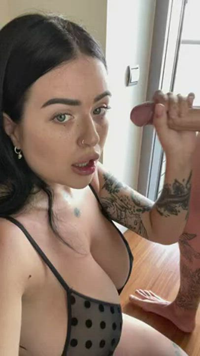 Anybody knows her name or the full source! : video clip