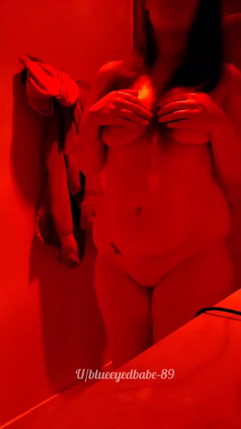 would u like to get hot n steamy with me : video clip
