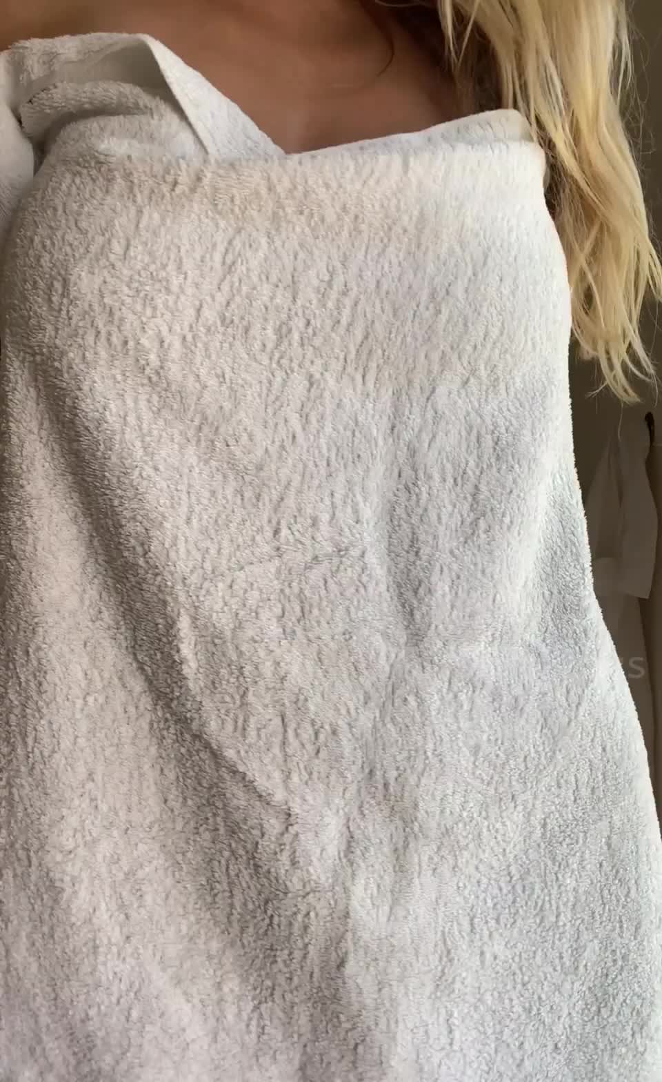3.. 2.. 1.. blonde girl with G cups! 🎉 : video clip
