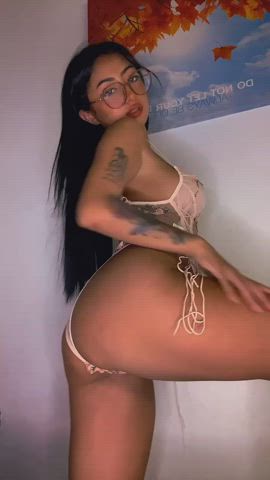 Daddy needs to give me some attention : video clip