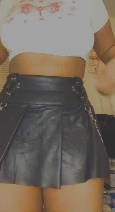 My holes are meant to be stretched : video clip
