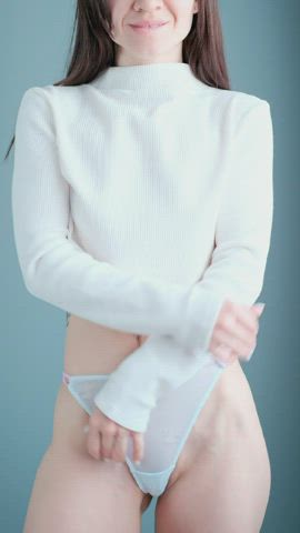 Play with my pussy and it will be wet : video clip