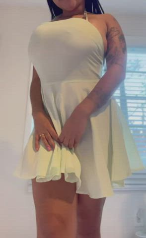 All I want is a man who loves curves like mine : video clip