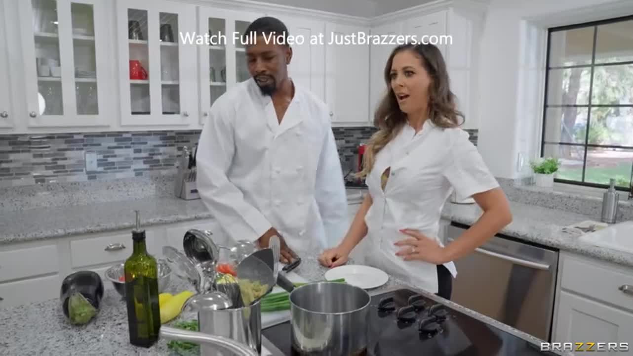 Hot For The Head Chef : video clip