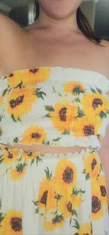 Come take a look up my skirt 😘 : video clip