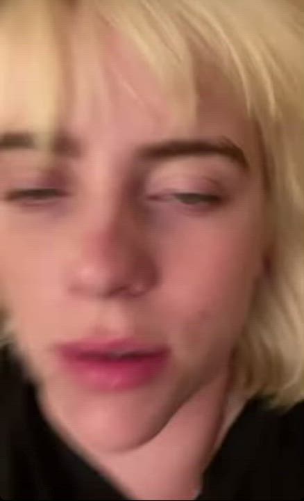 Billie Eilish has mesmerizing boobs : video clip