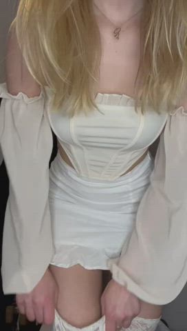 Are you brave enough to fuck me in the dressing room? : video clip