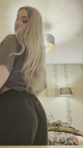 Your new fuckdoll has to be stretched before use : video clip