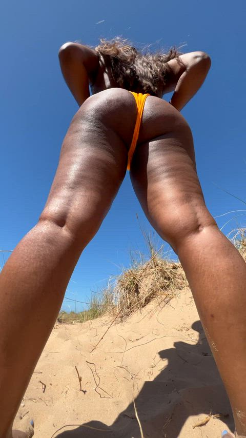 Beach days are fun with me : video clip