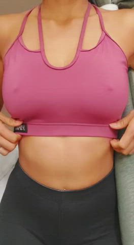 I FLASHED MY TITS to a guy AT THE GYM, just for fun ! : video clip