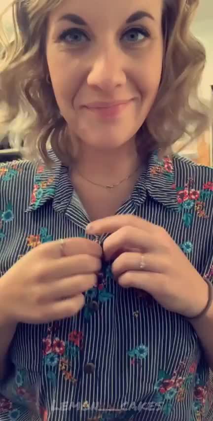 My coworker walked in AND a patient started banging the window😅 [GIF] : video clip