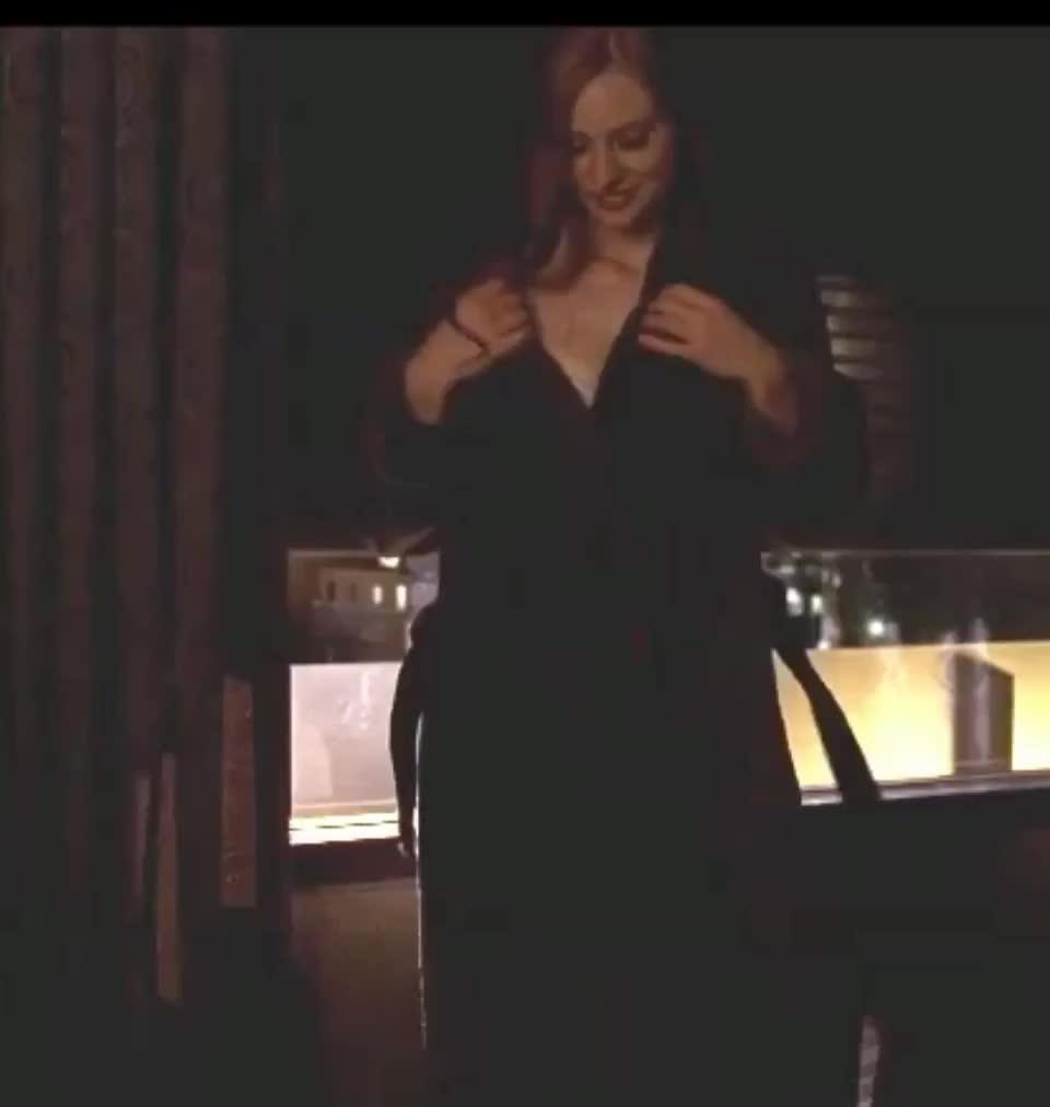 Deborah Ann Woll has a luscious body : video clip
