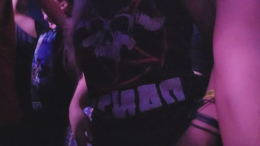 Flashing my boobs at a concert [gif] : video clip