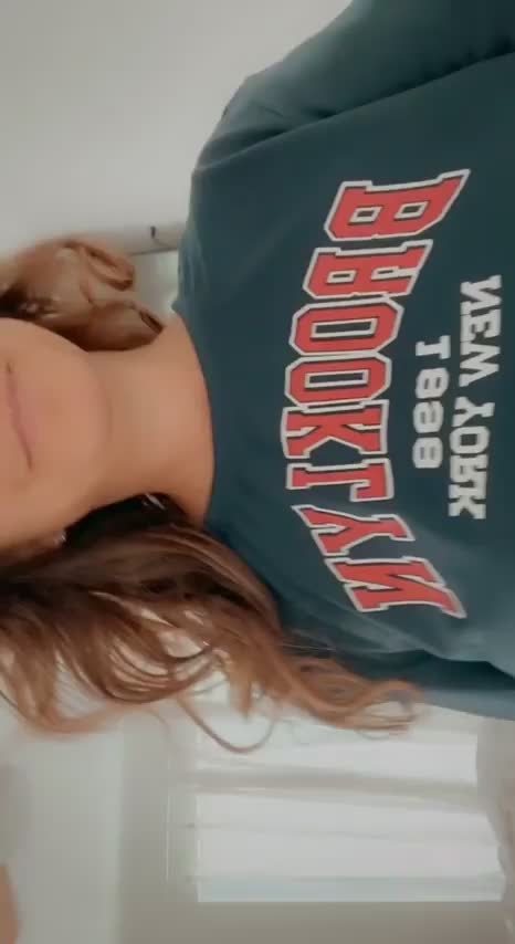 I may be a mom but I'm still kinda hot : video clip
