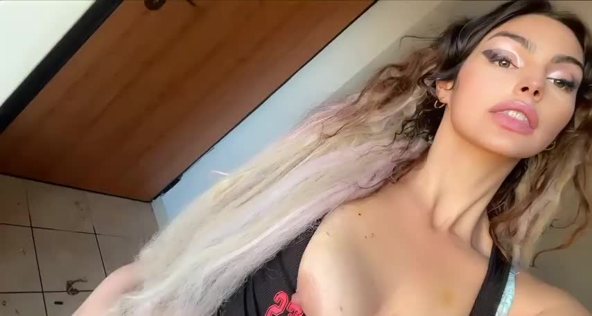 Only 5'3 but there's so much you could do with my body : video clip