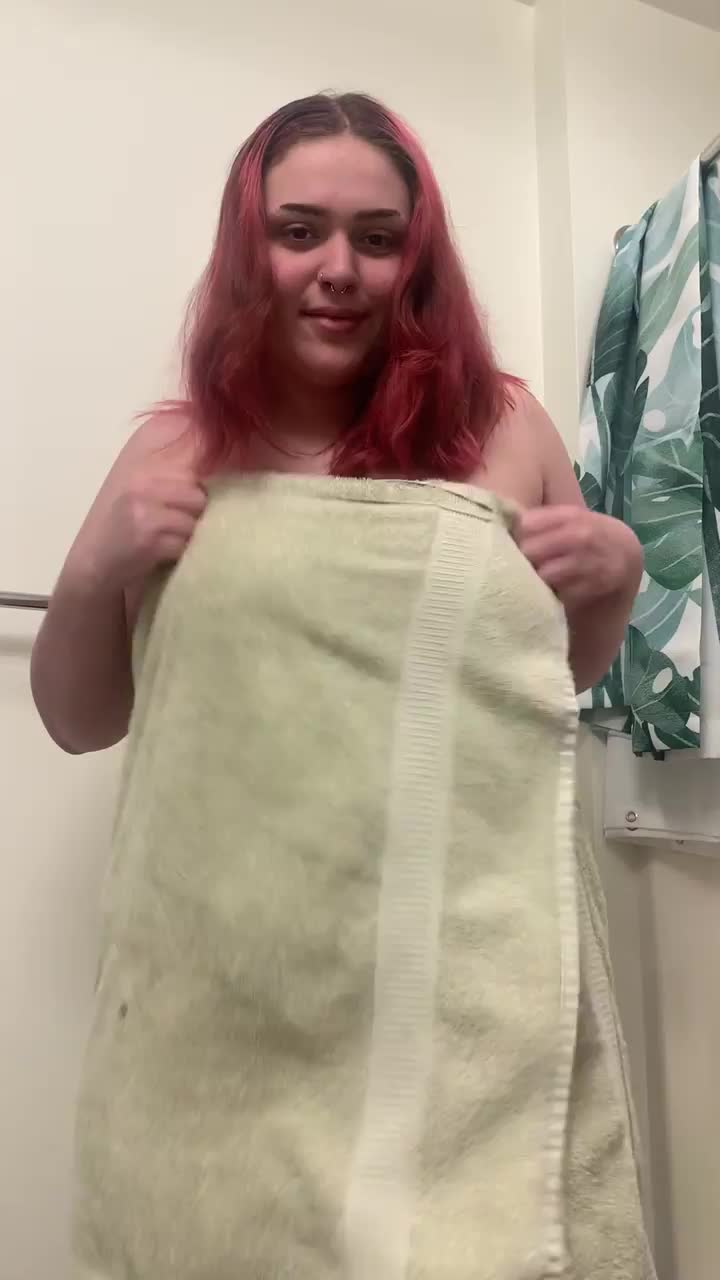 Thick girls like me know how to give head : video clip